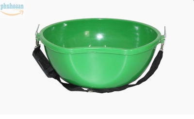Thau nhựa rải phân bón